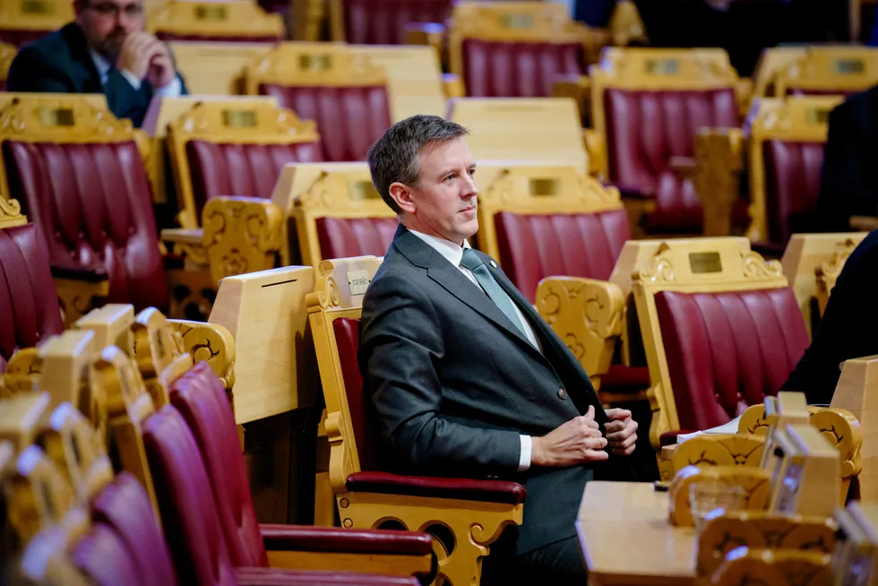 Kommunal- og distriktsminister Erling Sande kan ikke garantere forbud mot anonyme valgkampdonasjoner før valget i 2025.
