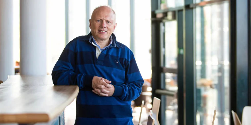 Overføringen av kundene fra GNP Energy til Tinde Energi i sommer er ikke lovlig, konkluderer Johan Giertsen. Han er professor ved juridisk fakultet ved Universitetet i Bergen, og ekspert på kontraktsrett. I GNP Energys vilkår for privatkunder framgår det at GNP Energy står fritt til å overføre kundeforholdet til en annen leverandør. Men det er i strid med europeiske forbrukerrettigheter, og ikke noe selskapet kan kreve – selv ikke om vanlige forbrukere faktisk signerer på slike vilkår, forklarer Giertsen.