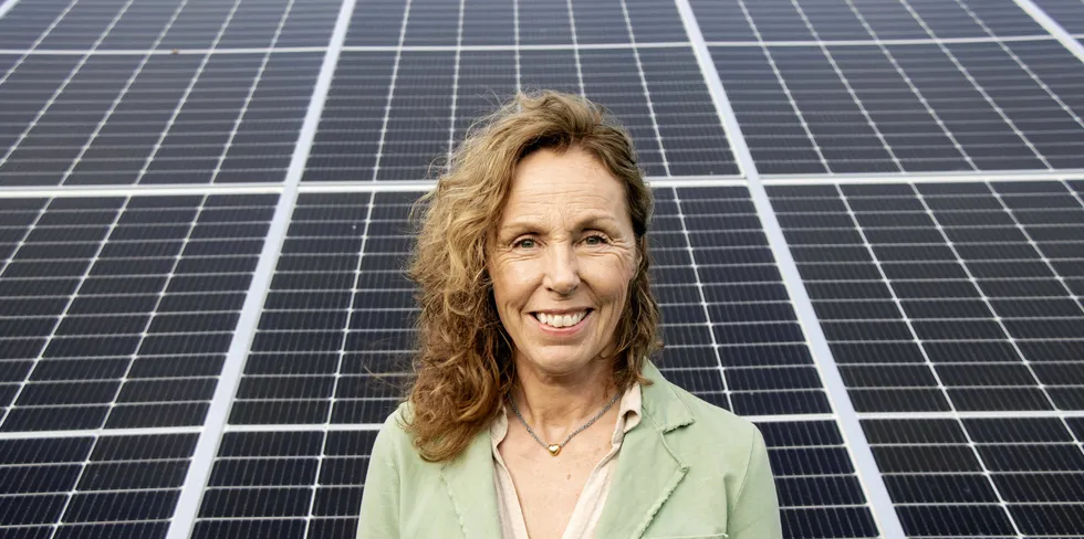 Kristin Melsnes, administrerende direktør i Solgrid, er stolt over at selskapet har fått opp solparken i Varberg med 9000 tosidige solpaneler.