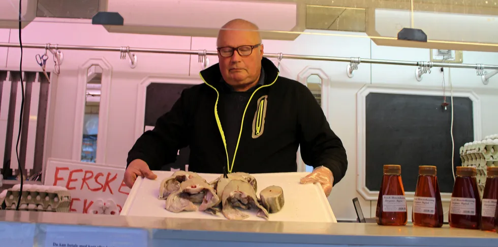 SATSER: Arne Skofteland ved Arnes Fisk og Skalldyr skal selge juletorsk både i Lyngdal og Kvinesdal.