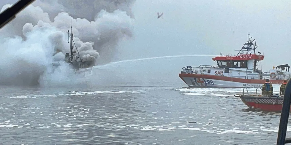 Torsdag formiddag fikk nødetatene melding om brann i en reketråler i Oslofjorden. Nå jobbes det med å få slukket flammene.