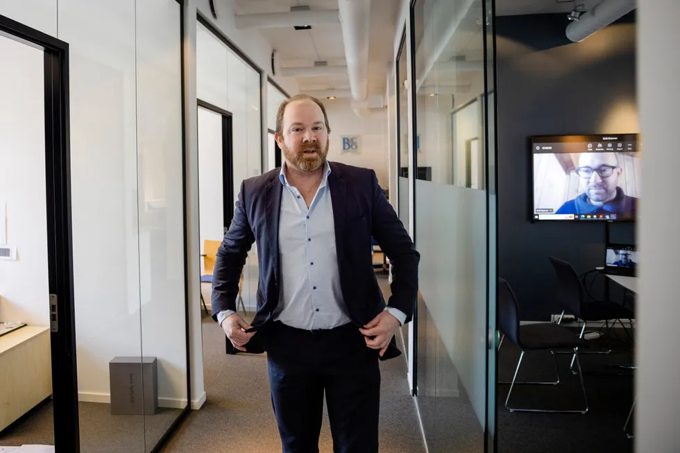 Brødrene Eirik (på skjermen til høyre) og Andreas Brønner i advokatfirmaet Brønner og Co. – Høyesterettsdommen har satt en standard for alle saker der en utbygging kan få negative konsekvenser for reindrift, sier Eirik Brønner.