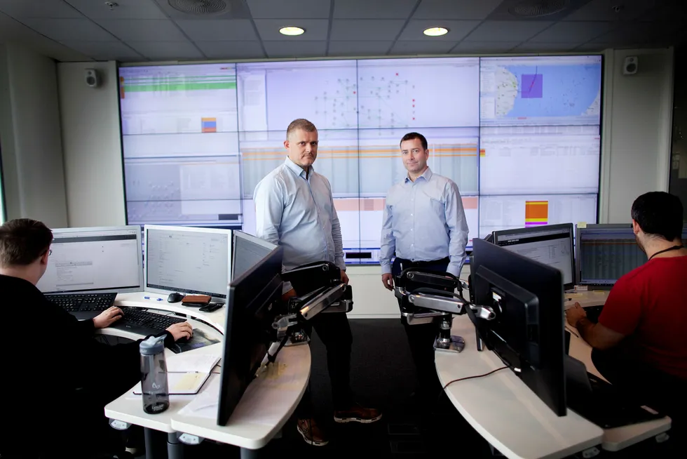 Cato Lammenes og Anders Tysdal er begge i ledelsen av fiberselskapet Tampnet. Her står de inne på kontrollrommet omgitt av systemingeniørene Daniel Eide til venstre og Thomas Valbuena til høyre. Foto: Tomas Larsen