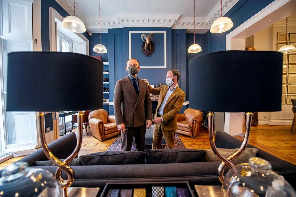 Cad & The Dandy er blant de klassiske skredderfirmaene i London-gaten Savile Row – kjent for sin «beskjedne lengde, men enorme rekkevidde» innen klassisk herremote.