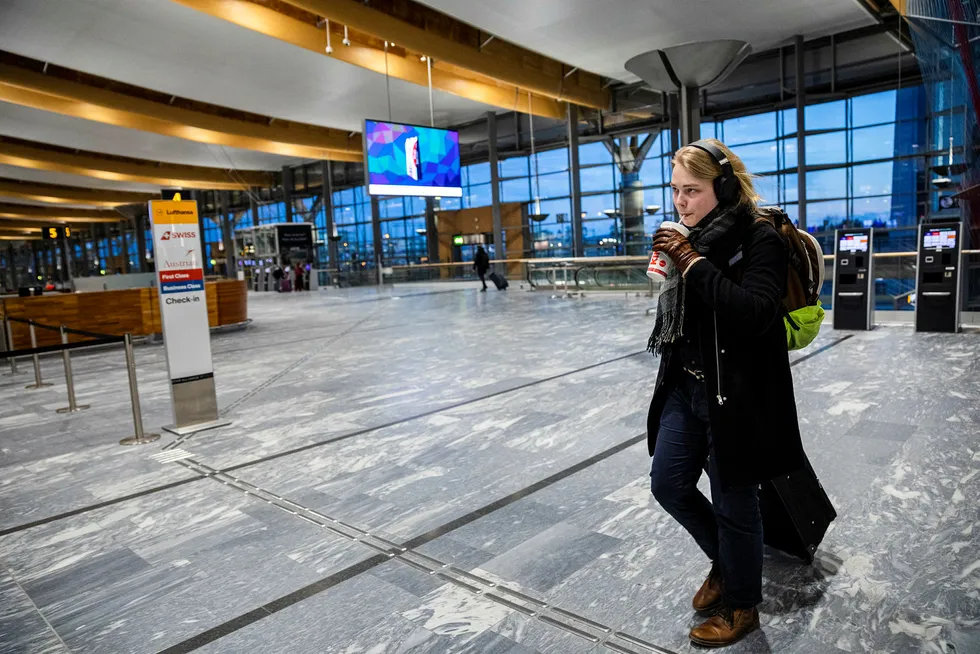 Nicholas Christiansen (19) studerer audiovisuelle medier på Høgskolen Innlandet på Lillehammer. Skolen er nå stengt og han er på vei hjem til Stavanger.