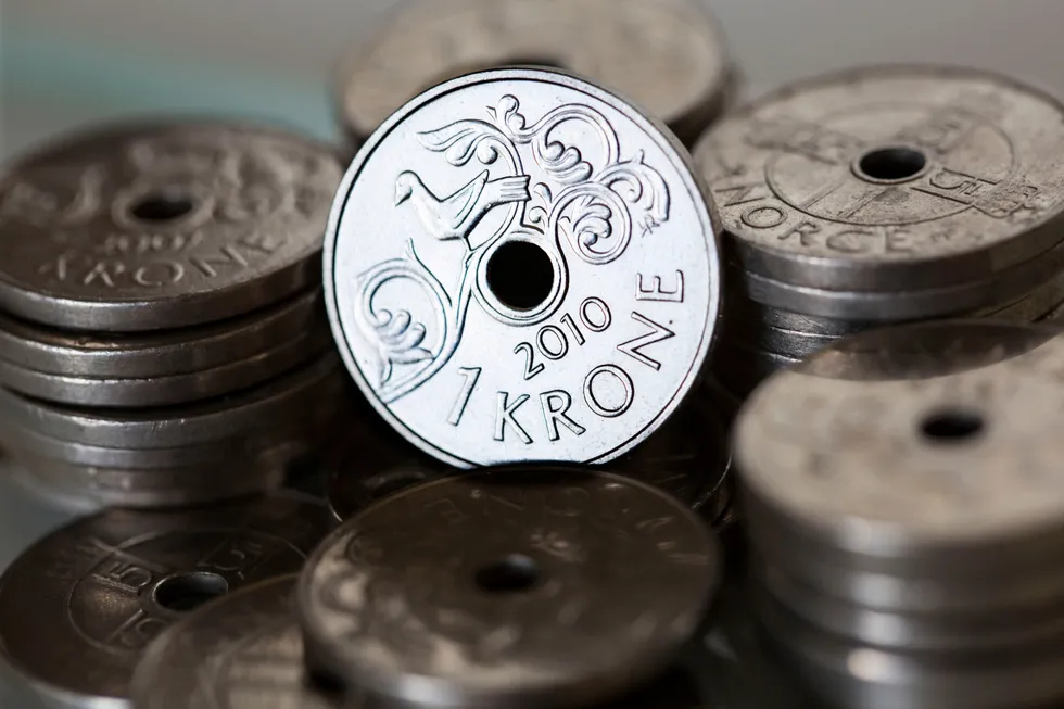 Nedgangen i petroleumsprisene den siste tiden har trolig ført til at oljeselskapene har redusert sine kronekjøp, mens Norges Banks kronesalg har gått mindre ned, skriver Gaute Langeland.