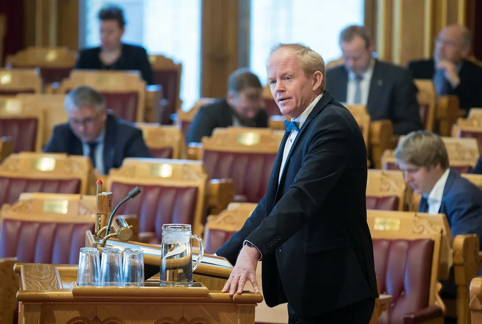 Lars Haltbrekken i SV ønsker svar fra statsministeren etter at det ble kjent at også hennes parti har mottatt penger fra Nordlaks.