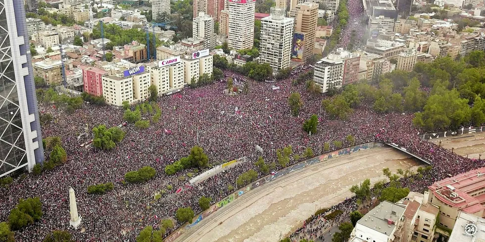 Masseprotest mot sosial ulikhet i Santiago de Chile.