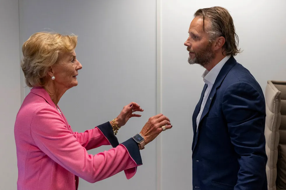 Rederarving Thomas Wilhelmsen får en klem av moren Ninni Wilhelmsen før han skal inn i vitneboksen.