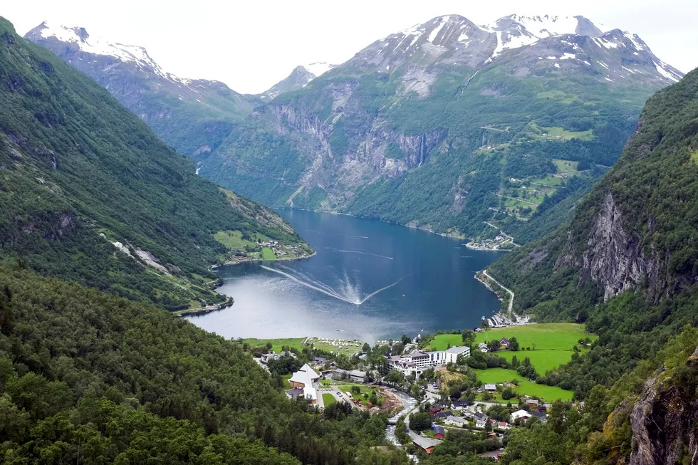 Motsättningarna mellan centrum och periferi har länge varit ett centralt tema i norsk politik. Det är en av anledningarna till att Sverige och Norge skiljer sig så åt, enligt Kjetil Wiedswang. På bild: Geirangerfjorden.
