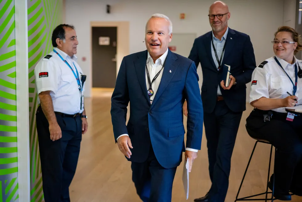 Equinor-sjef Anders Opedal og finansdirektør Torgrim Reitan (bak) presenterte Equinor-tallene sammen på Fornebu onsdag morgen. Selskapet har fortsatt 430 milliarder på bok, og analytikerne mener det må komme grep på et tidspunkt.