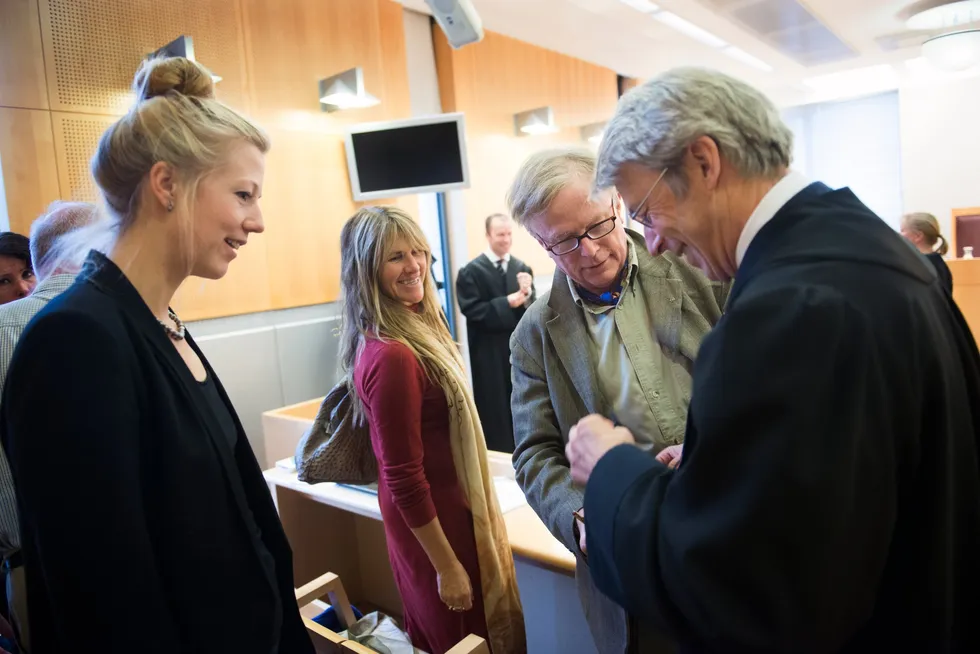 Sofie Henriette Kvaal Olsen er her helt til venstre i 2015. Petter Olsen er nummer to fra høyre. Bildet er fra et skatte-søksmål mellom Olsen-familien og staten. Advokat Geir Even Asplin viser frem sitt slips. Bente Brat (i rødt i midten) er Petter Olsens tidligere partner.
