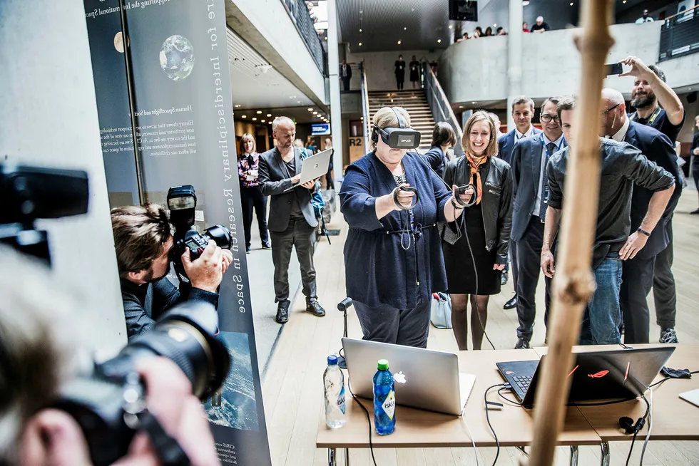 Erna Solberg prøver VR-biller og spiller virtuell tennis på NTNU.