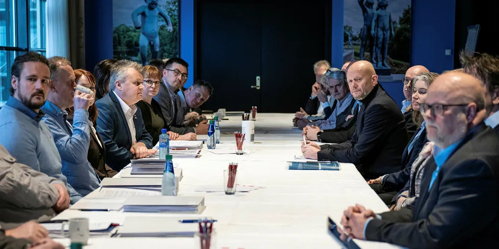 Etter at kravene ble levert mellom Fellesforbundets leder Jørn Eggum og Stein Lier Hansen i Norsk industri brøt den frivillige meklingen sammen.