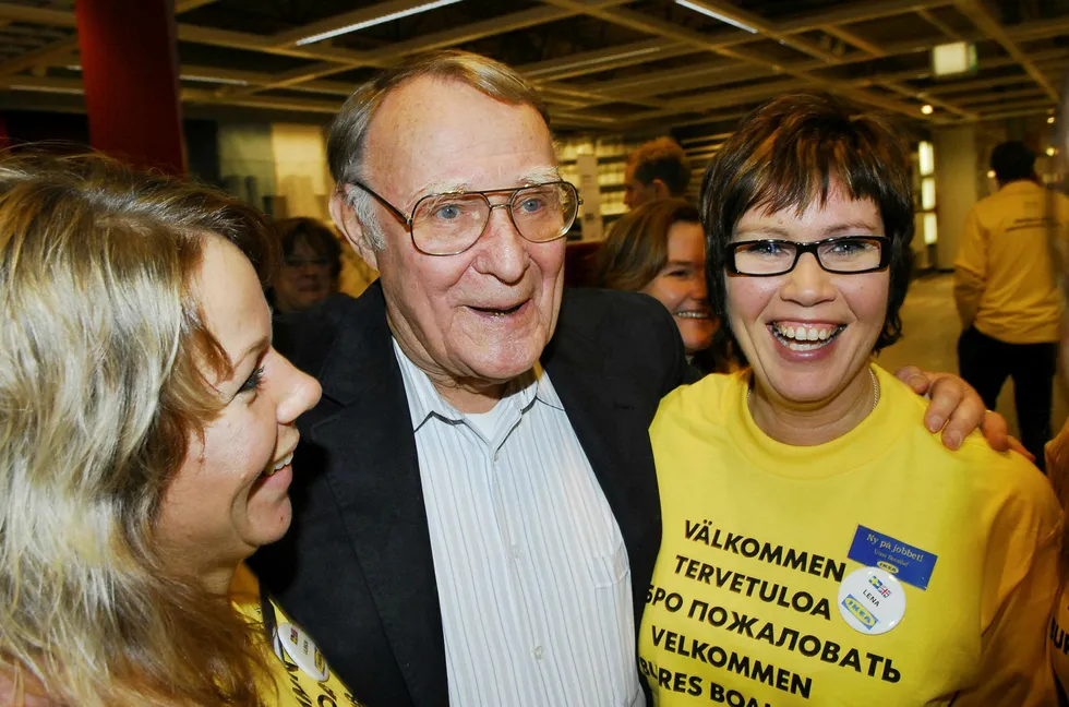 Ingvar Kamprad var opptatt av at kapitalismen også måtte romme et sosialt ansvar, og han snakket flere ganger engasjert om at den gamle tids kapitalisme («jungelkapitalismen») ville erstattes av en ansvarlig markedsøkonomi. Her er han sammen med to av sine ansatte på et Ikea-varehus i Haparanda, nord i Sverige, i 2016. Foto: THord Nilsson/AFP/NTB Scanpix