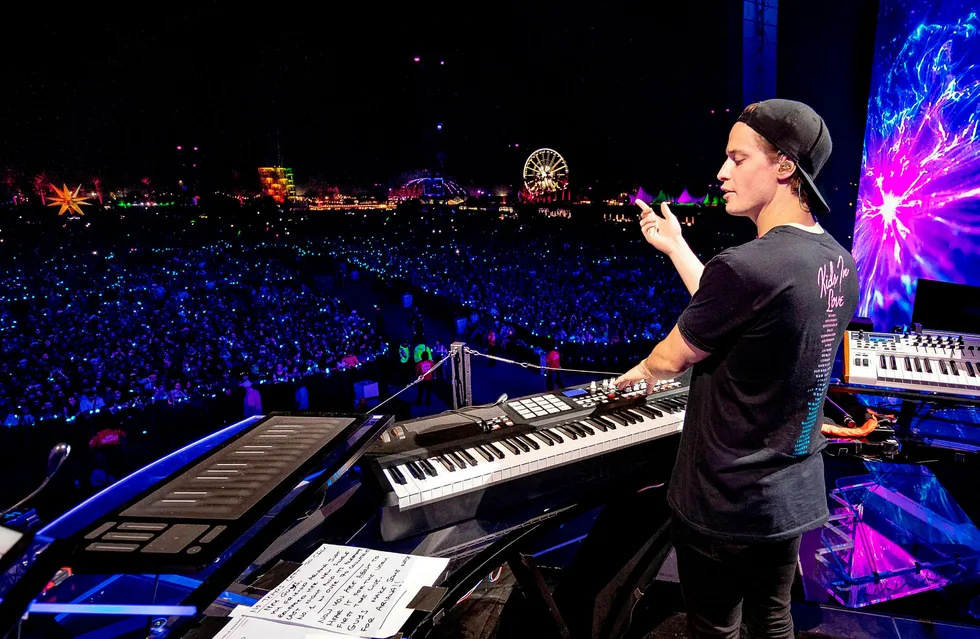 Selskapet til Kygo, eller Kyrre Gørvell-Dahl som han egentlig heter, varslet kutt i kleskolleksjonen til fordel for økt satsing på lydprodukter. Et ledd i dette er mobilappen «Soundmaker», som Kygo har vært med å utforme i samarbeid med Telia. Her avslutter han konserten på Coachella-festivalen i California i april med en hyllest til nylig avdøde Avicii. Foto: Christopher Polk/AFP/NTB scanpix