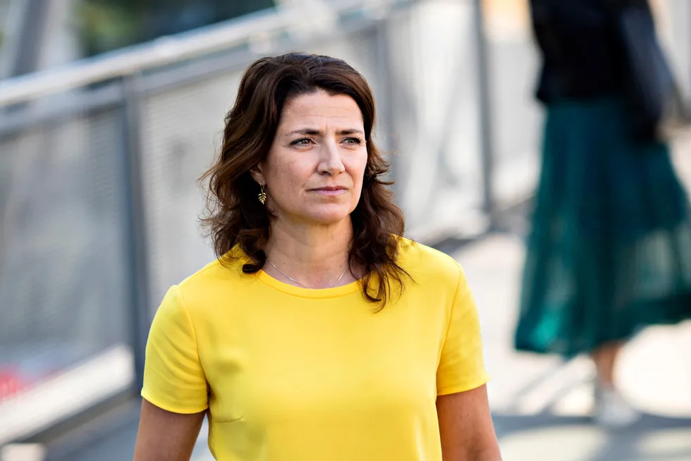 Entra-sjef Sonja Horn sliter med et hav av gjeld, økte renter og svensker på oppkjøpsraid.