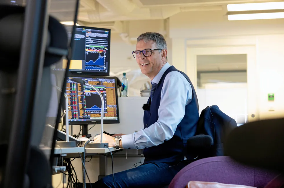 – Dette er min skepsis nå: Hvorfor skulle du ønske å bygge solkraft? Som en investor og kapitaleier, hva vil du bygge for å tjene mer penger? Vil du bygge mer, hvis prisene er null eller negative? Nei, det vil du ikke, sier Bjarne Schieldrop, sjefanalytiker for råvarer i banken SEB.