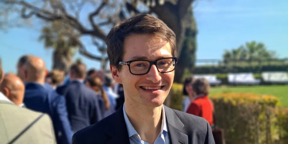 Philip Michael Scrase er aksjeanalytiker i Carnegie. Han har tidligere jobbet med økonomisk analyse i Cermaq.