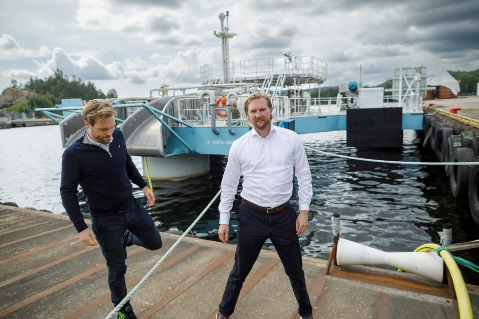 Ved en brygge i Skien ligger riggen som kan erstatte store kaianlegg for gasskip. Bak selskapet Econnect står blant andre gründerne Morten A. Christophersen (til venstre) og Magnus Eikens.