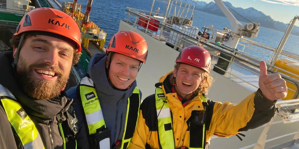 Her på Havfarmen til Nordlaks. Fra venstre: Øystein Hatlestad Hovland, Lars Fredrik Martinussen (tidligere kommunikasjonssjef i Nordlaks) og Mathias Sagevik.