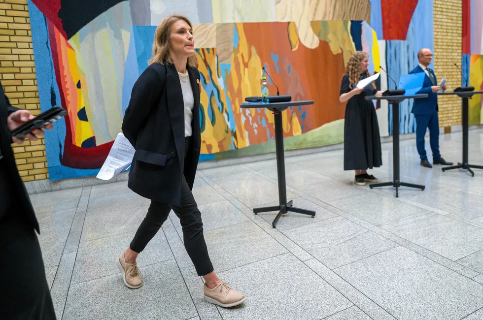 Kari Elisabeth Kaski har forhandlet på vegne av fra SV. I bakgrunnen Eli Tuva Moflag fra Ap og Ole André Myhrvold fra Sp.