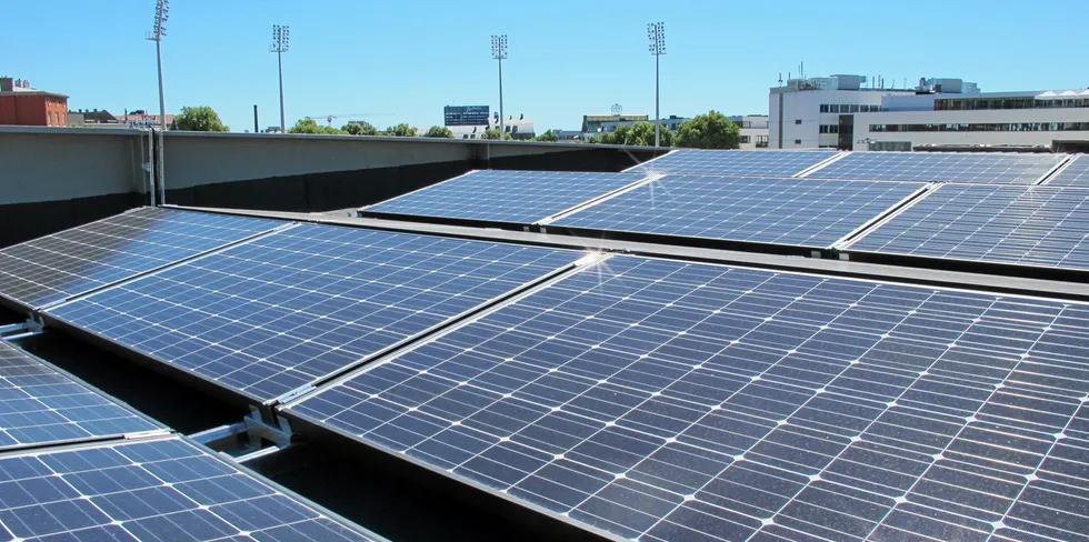 35 GWh strøm fra sol ble levert inn på nettet i juni, på toppen av hva solenergiprodusentene selv brukte. Dette er rekord – nesten 30 prosent mer enn hva som ble generert i mai.