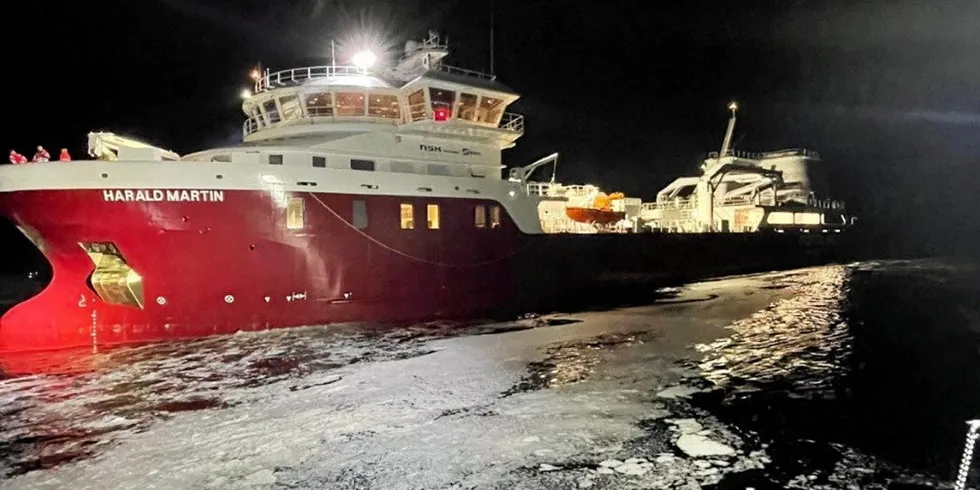 Føringsbåten «Harald Martin» på grunn ved Raften i Raftsundet i Nordland. Redningsskøyten «Horn Flyer» klarte å trekke den av grunn sent lørdag kveld.