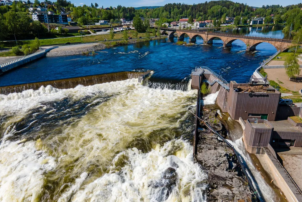 EFTA-domstolens uttalelse i Førdefjord-saken kan ha betydning for fremtidige konsesjonssøknader for vannkraftverk. (Illustasjonsbilde av kraftstasjonen Hønefoss II i vårflommen 2024.)