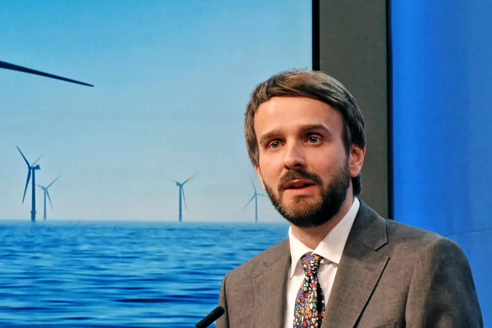 Daværende næringsminister Jan Christian Vestre lanserte i sin tid fastprisavtalene for bedrifter, som sikrer at produsenten kommer skattemessig bedre ut av avtalen enn tidligere. Nå er prisene slik at kundene også kan tjene på slike avtaler – gitt at spotprisen ikke faller betydelig det neste året.