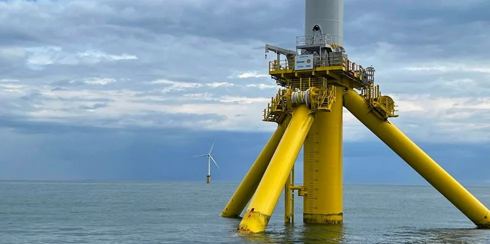 Her er et av det tyske energikonsernet RWEs flytende konsepter, Tetraspar, som testes utenfor Karmøy.