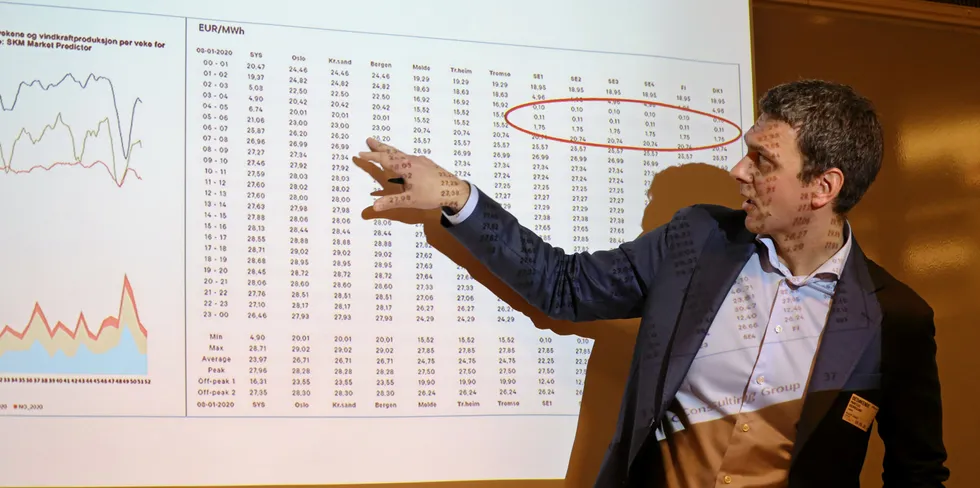 Marius Holm Rennesund i Thema Consulting viser til modellkjøringer som viser at prisen på klimakvoter påvirker den norske strømprisen.