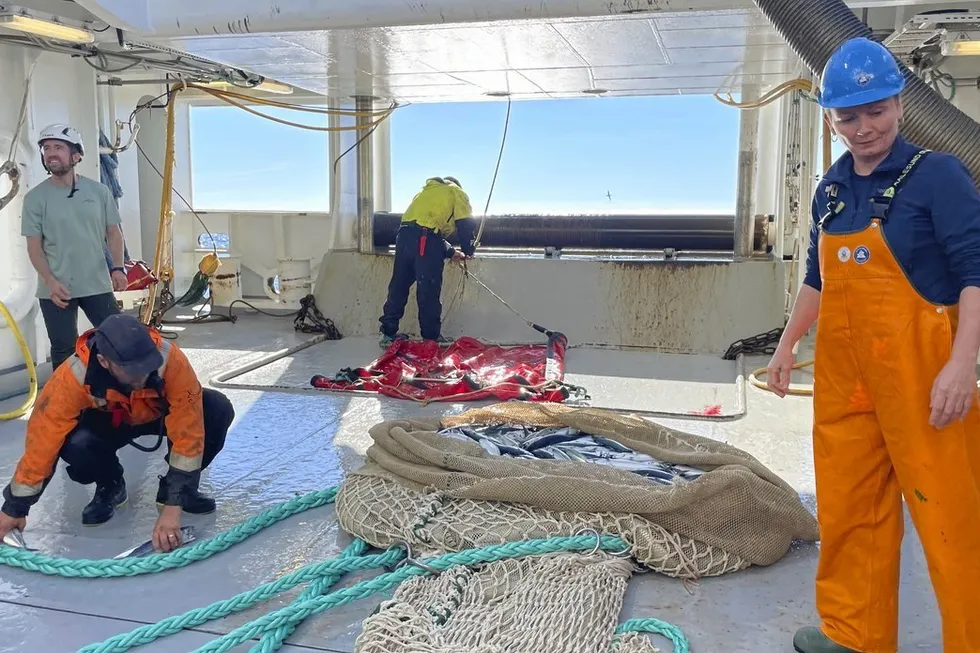 Trålen kommer inn på «Vendla». Havforskningen må konsentrere seg om sine virktige kjerneoppgaver, skriver Johan H. Williams.