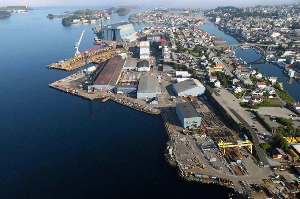 Haugesund kommune og by, med Aibel-verftet i forkant.