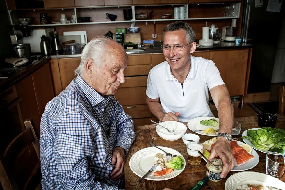 Jens Stoltenberg spiller ofte inn videoer på kjøkkenet til sin far, Thorvald Stoltenberg. Facebook-innlegget der far og sønn lager sildesalat har hatt rundt 250.000 visninger hittil. Foto: Klaudia Lech