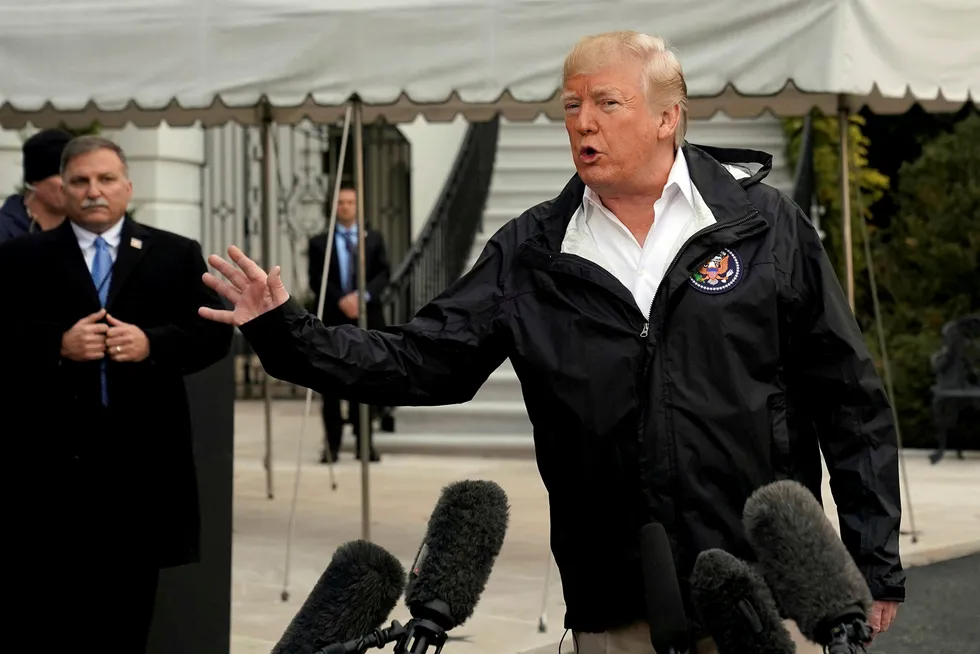 President Donald Trump møtte lørdag pressen utenfor Det hvite hus før han dro til California.