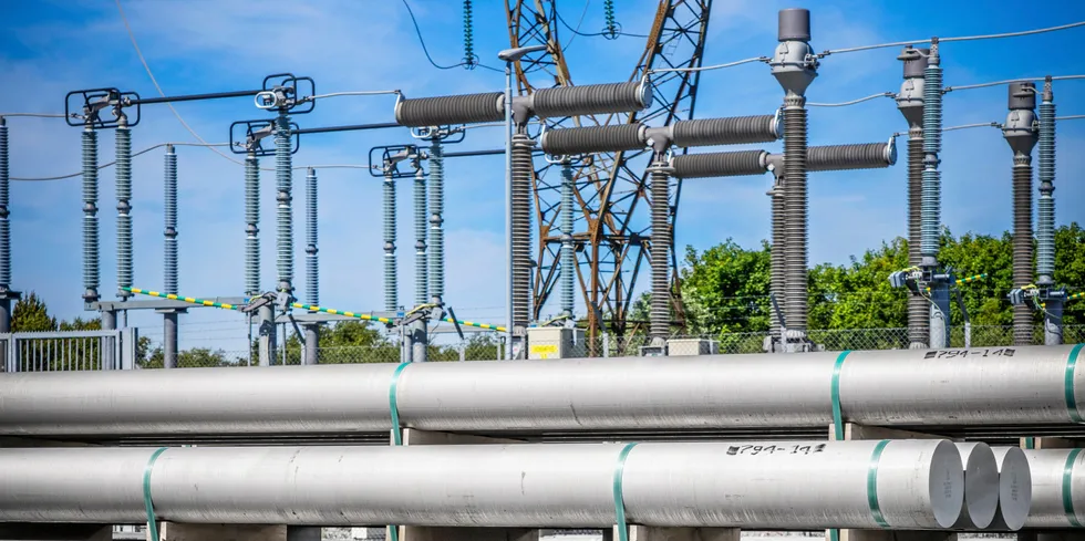 EØS-tilsynet (Esa) godkjente fredag en endring i norsk støtteordning for kompensasjon av indirekte utslippskostnader for kraftkrevende industri. Her fra Hydro Aluminium Karmøy. Anlegget er et av Europas største aluminiumsverk.
