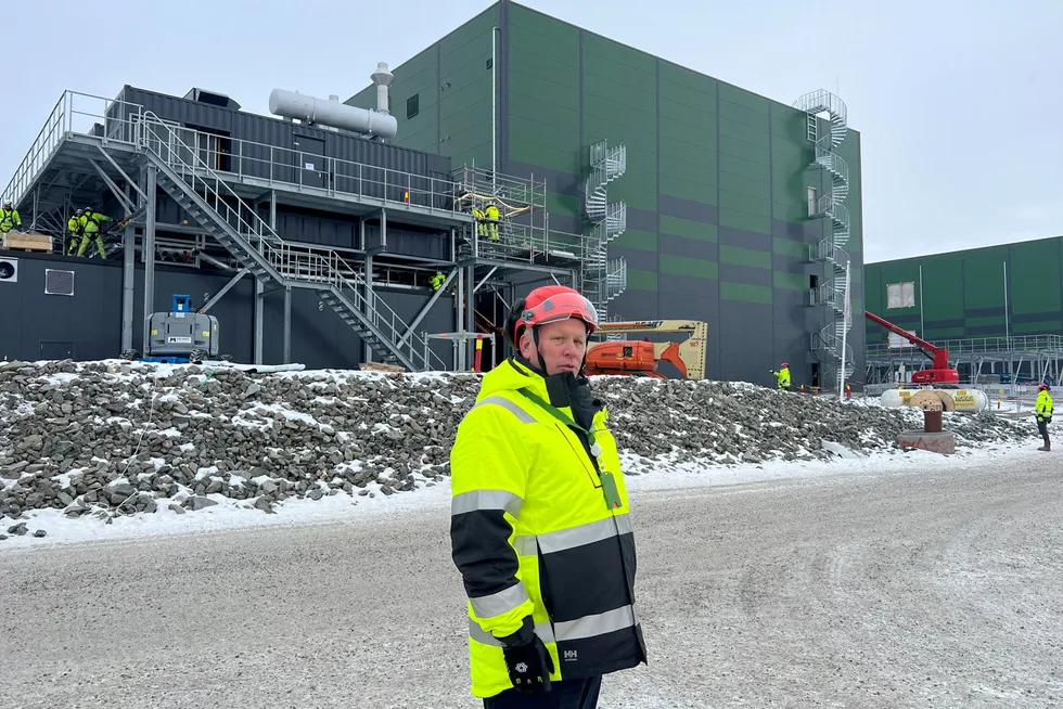 – Bare i dette anlegget vil vi investere totalt rundt 15 milliarder kroner , sier konsernsjef Svein Atle Hagaseth i Green Mountain, som viser frem datasenter ved Hamar som selskapet bygger.