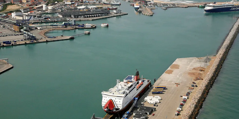 ØKER: Fergene som går mellom Hirtshals havn og byer i Norge har hatt en økning i godstrafikk, samtidig som biltrafikken har stoppet opp.