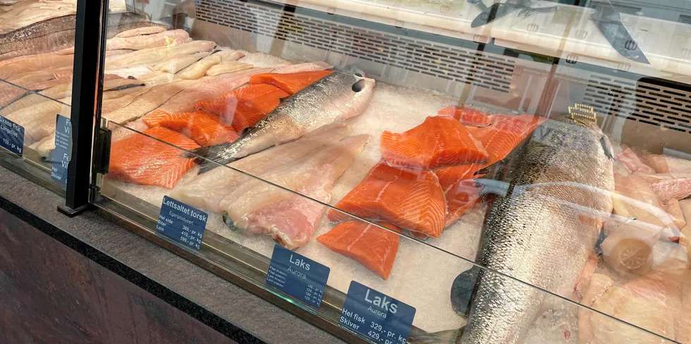 Bugnende fiskedisk på torget i Berget. Bildet er tatt i slutten av juni.