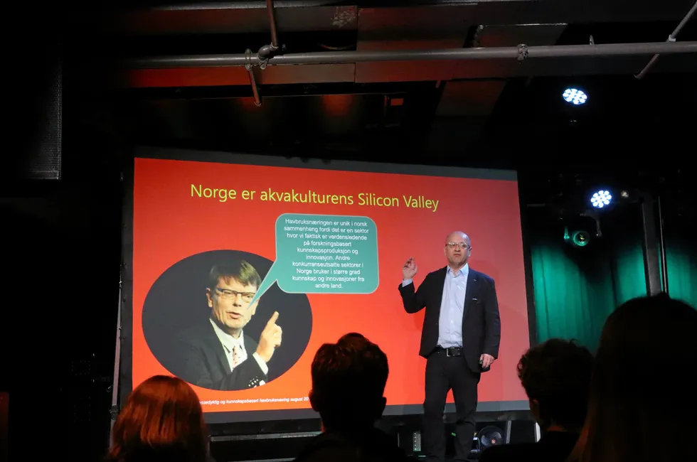 Dag Sletmo, seniorrådgiver i DNB, her holder han foredrag på Salmon City i Bergen 2024.