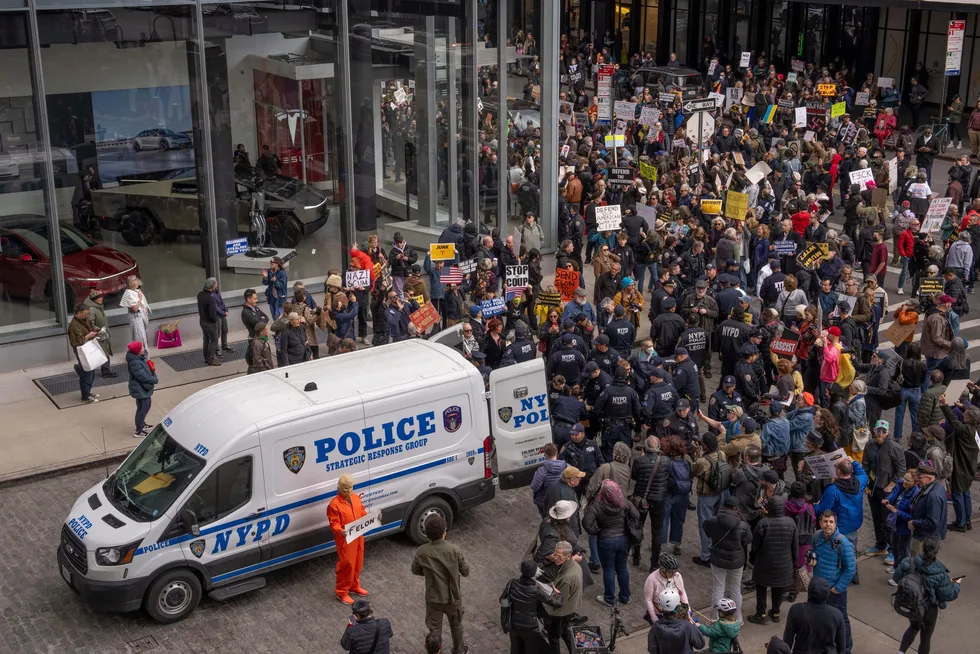 Hundrevis av demonstranter protesterte utenfor dette Tesla-utsalget i New York lørdag.