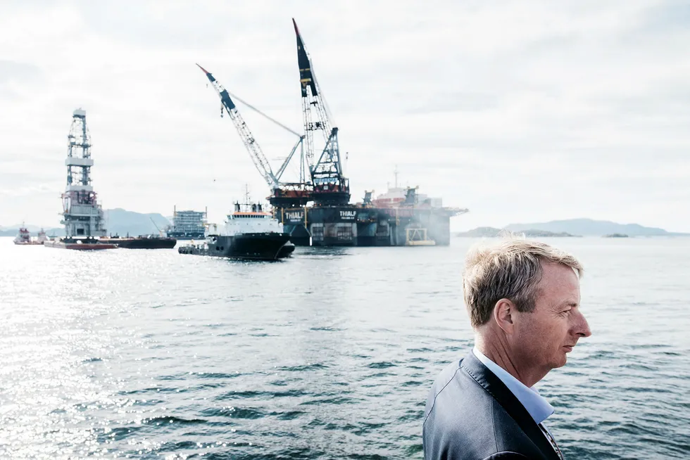 Norges Bank oppjusterer anslaget for oljeinvesteringene i 2017 og de kommende to årene. Her er Olje og energiminister Terje Søviknes på Stord for å se sammenstillingen av Johan Sverdrup prosjektet. Foto: Tommy Ellingsen