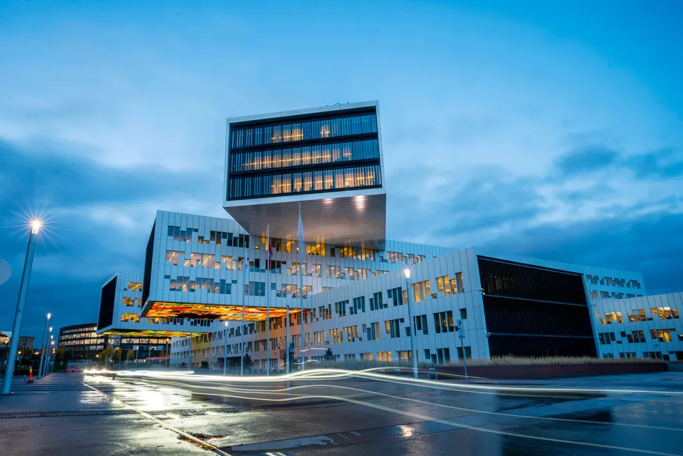 Equinor har sitt kontor på Fornebu. Bygningen er eid av et såkalt eiendomssyndikat satt opp av Arctic Securities. Eiendommen ble kjøpt for 3,9 milliarder kroner for syv år siden, men verdivurderingene sier at bygget nå er verd 3,6 milliarder kroner.