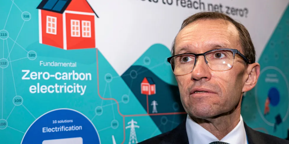 Klima og miljøminister Espen Barth Eide (Ap) sier det er «en absurd situasjon» som bidrar til ekstra oljeinntekter. Han understreket at Norge skal ta ansvar, men at de ekstra inntektene bør finansiere grønn omstilling.