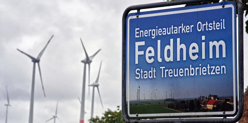 «Det energiselvstendige distriktet Feldheim i Treuenbrietzen kommune» står det på skiltet til bygda, som ligger drøyt halvannen time sør for Berlin.