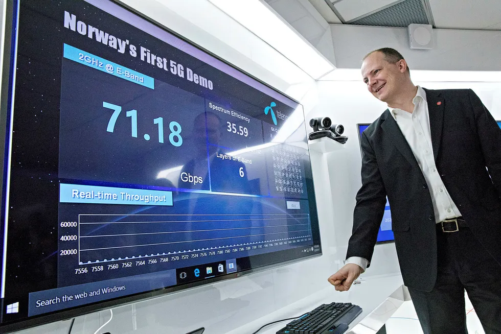 Samferdselsminister Ketil Solvik-Olsen slår på Norges første 5G-nett på Fornebu mandag 20. mars. Skjermen viser en kapasitet på 70 gigabit per sekund, godt over 200 ganger mer enn makshastigheten i 4G-nettet i dag. Foto: Aleksander Nordahl