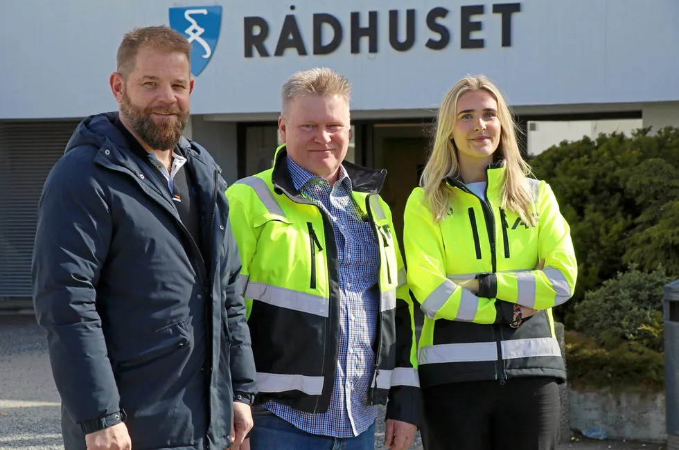 Eiendomssjef i Aurskog-Høland kommune Jahn Arvid Svendsen, Andrea Vihovde og Jan Erik Tofsrud møttes utenfor Rådhuset i Aurskog-Høland kommune.