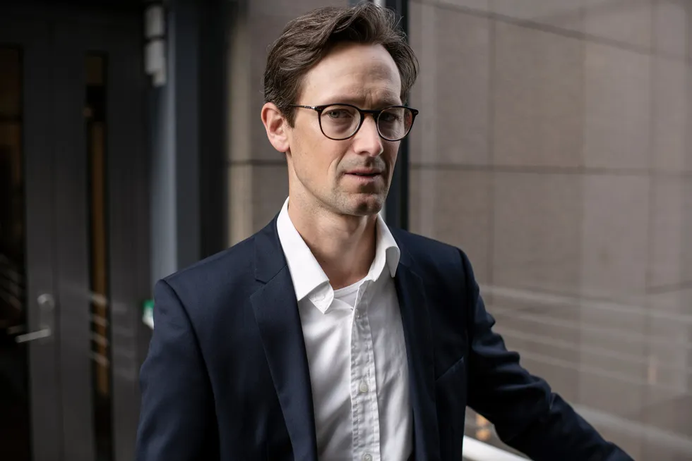 – Hvis du får en global resesjon, har det i hvert fall aldri før skjedd uten at oljeprisen faller kraftig, sier sjefstrateg Anders Johansen i Danske Bank.