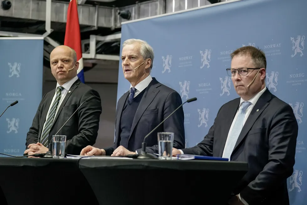 Statsminister Jonas Gahr Støre, finansminister Trygve Slagsvold Vedum og forsvarsminister Bjørn Arild Gram legger frem langtidsplanen for Forsvaret ombord på kystvaktskipet KV «Bjørnøya».